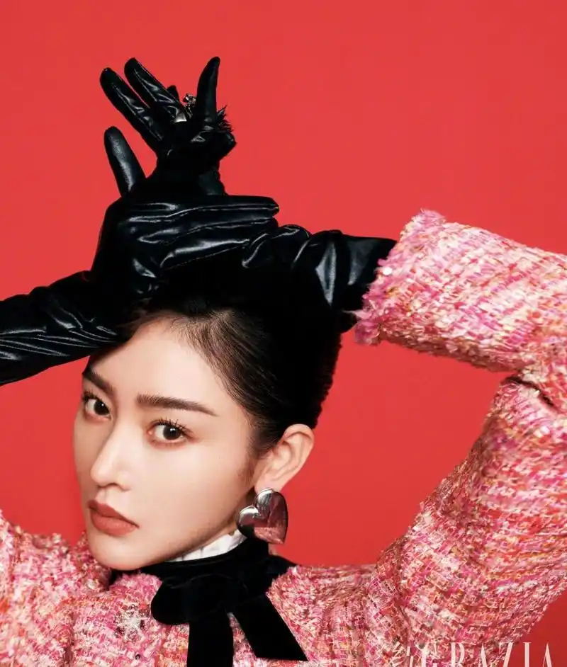 张天爱最新时尚大片,这组造型有一种冷艳的张力,粉色衣服加抹胸黑裙