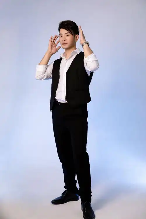 时尚穿搭博主超话#成熟男人的标配#今天的这组照片真是出乎我的意料