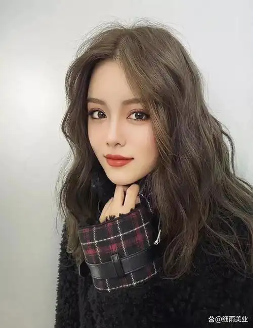 法式烫是属于中大卷的发型,非常百搭好看气质满满.