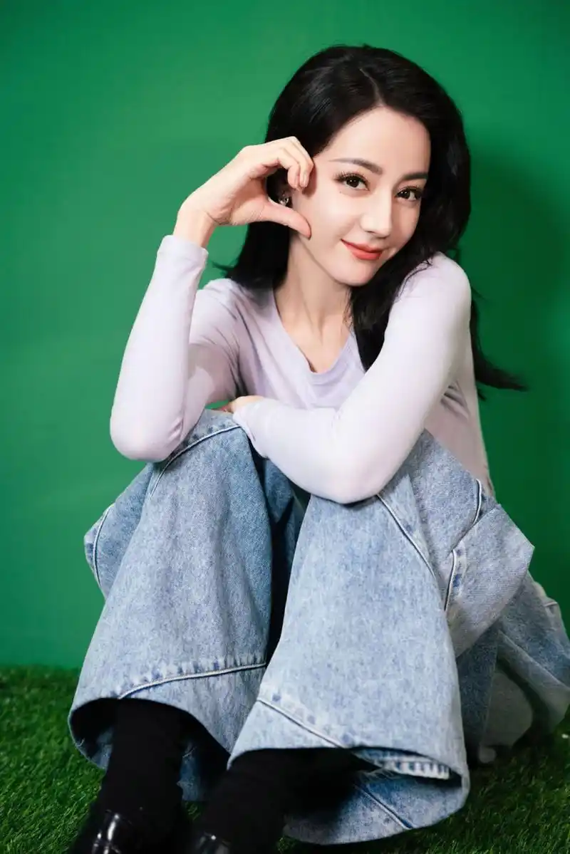 日常穿搭# 迪丽热巴穿的这款阔腿牛仔裤搭配紧身上衣是不是显得上