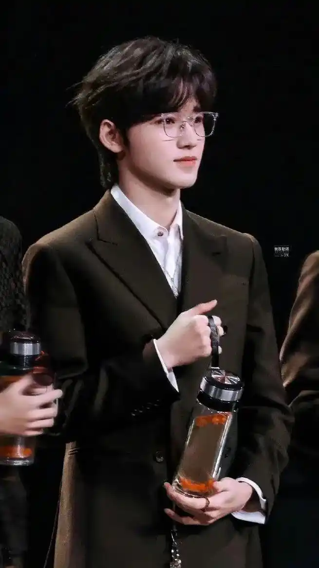 宋亚轩   戴眼镜好苏啊~五官和气质也太优越了吧!(想直呼 - 抖音