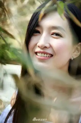 江疏影早期青涩写真曝光,飘逸长发娴静迷人,美少女尽显青春活力