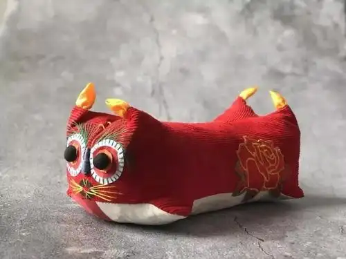 来自母亲指尖的爱 彝族虎头鞋帽枕千针万线总关情