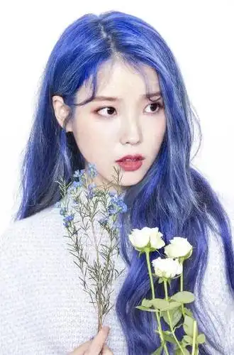 蓝头发的iu也太好看了叭 !