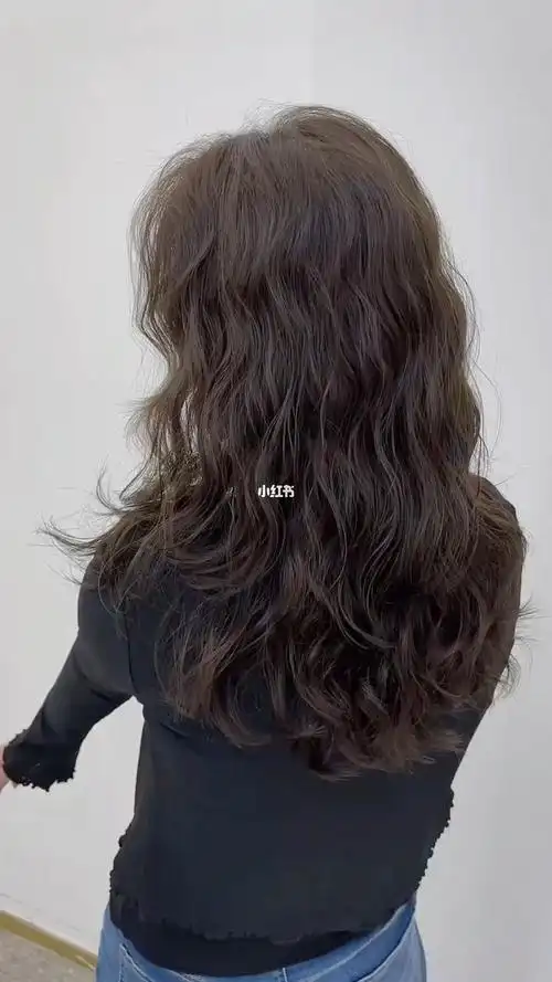 女孩子都喜欢的超温柔烫发木马卷_烫发_接头发_发型