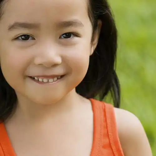 东方人,儿童,脸,头,脸颊,头发,一个人,笑,微笑,露齿笑,方图,室外,特写