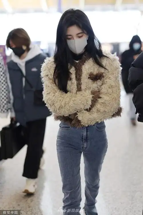 组图鞠婧祎机场走甜美风穿小香风外套精致时髦