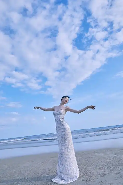 钟楚曦"海滩时尚大片",比海风更温柔的是你的笑容-爱读书