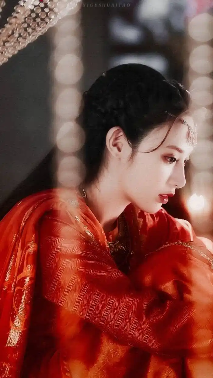 穿着红色古装的彭小苒超级可爱,有着明媚动人的气质,散发着天真少女