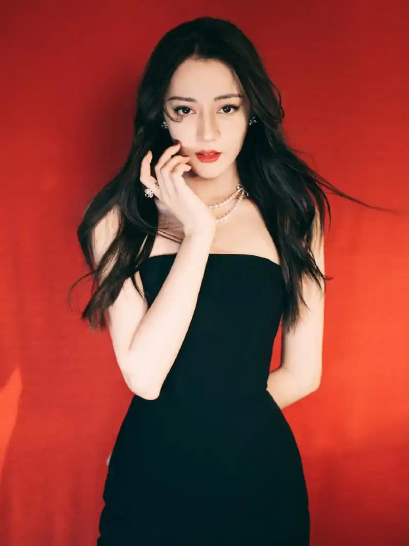 迪丽热巴礼服写真