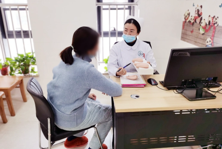 咨询师正在进行一对一咨询