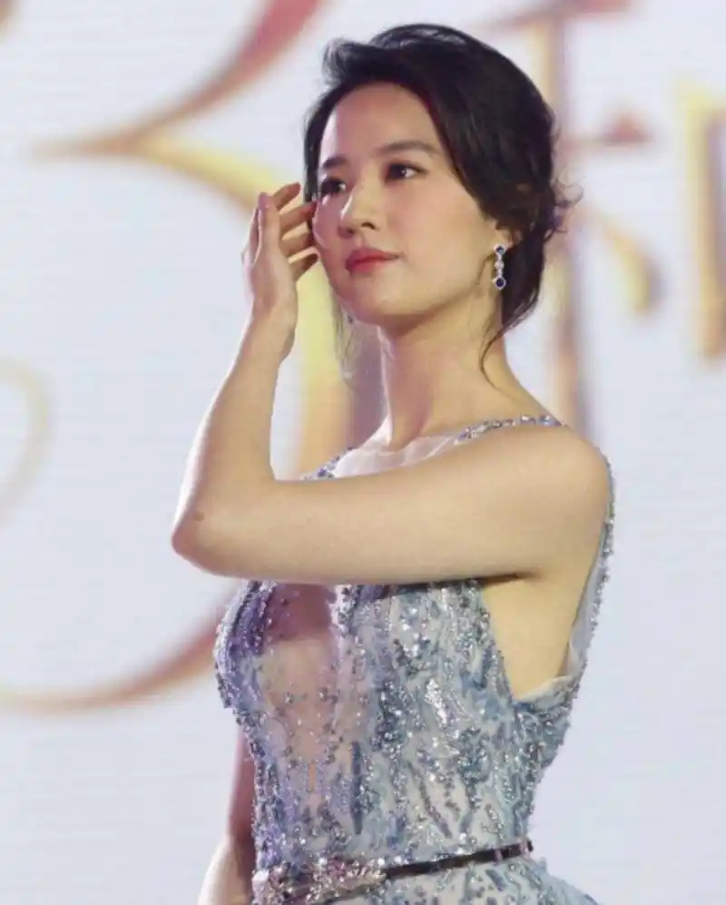 也是怪了!刘亦菲深v着装,衣服挺透的,却愣是没有诱人的感觉!