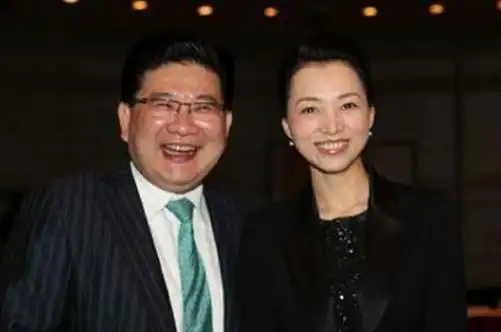 上海主持曹可凡,与妻子结婚23年恩爱如初,儿子成功减掉15斤