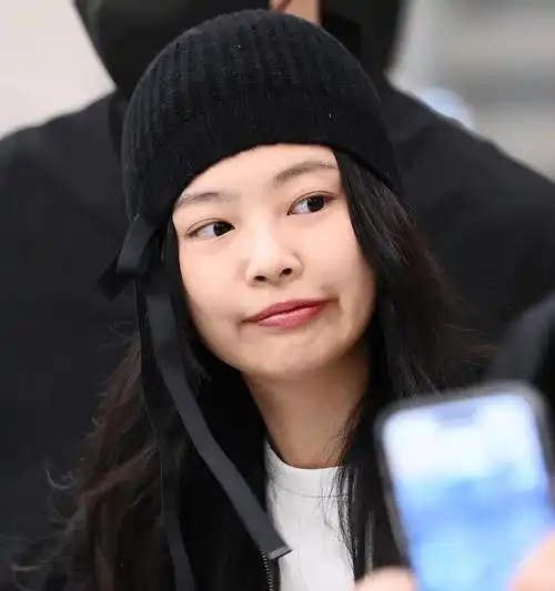 巴黎时装周成照妖镜蹭咖位无修图明星的真面目出来了