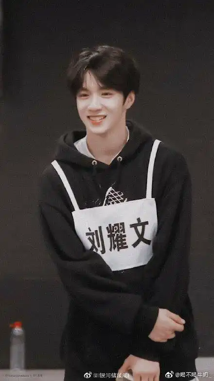 《百变大咖秀》正式官宣百变新人刘耀文小刘同学的第一次个人外