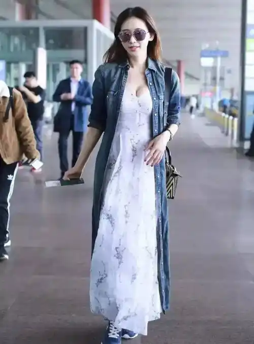 48岁林志玲穿深v长裙大秀曲线,丰腴饱满,嫁人后好有女人味_时尚_身材