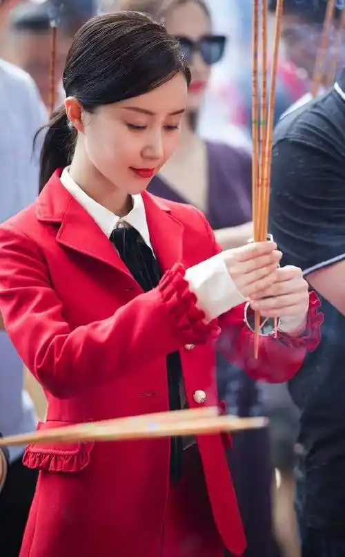 攻气十足!舒畅一身红色西装亮相干练时髦网友:美的不像话