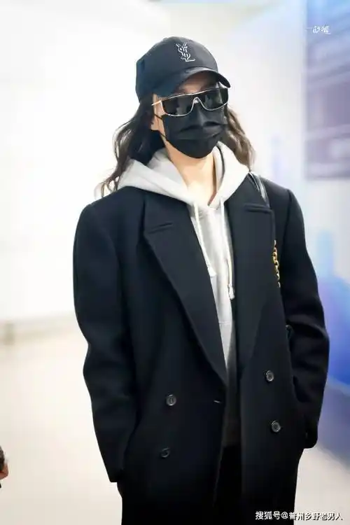 唐嫣的这套机场造型是来自品牌的2024春夏系列,黑色的大衣搭配灰色的