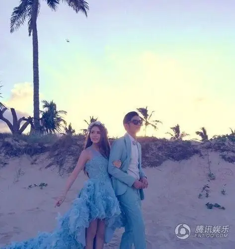 周杰伦昆凌澳洲办家庭婚宴 海边牵手浪漫如童话