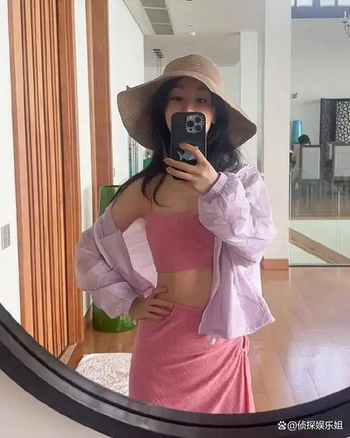 11月23日,演员杨紫在个人社交平台分享了一组泰国旅行的plog,照片里