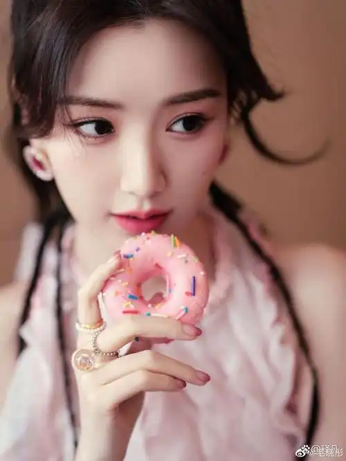 5月20日,著名女星毛晓彤分享520写真照,魅力十足.