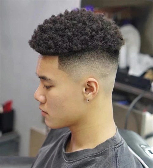 美式渐变的铲青剪裁,让黑人烫更加的清爽有型,脖颈长