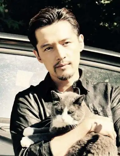 陈伟霆留胡子上热搜,胡子造型很a!网友:原来他留胡子这么帅!