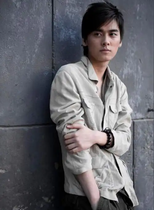 李易峰早年珍藏旧照:一头黄毛青涩照稚嫩,呆萌可爱招人喜欢!