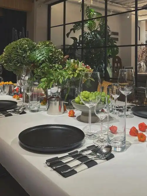 私人晚宴微微秋意里举杯相聚