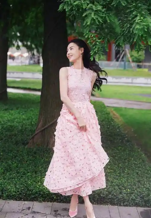 张柏芝不愧是"浓颜天花板",穿粉色花纹连衣裙,嫩得不像是43岁_颜色