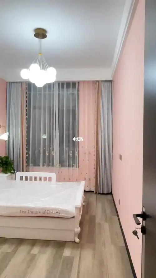 粉色墙面搭配浅灰色窗帘既高级又时尚