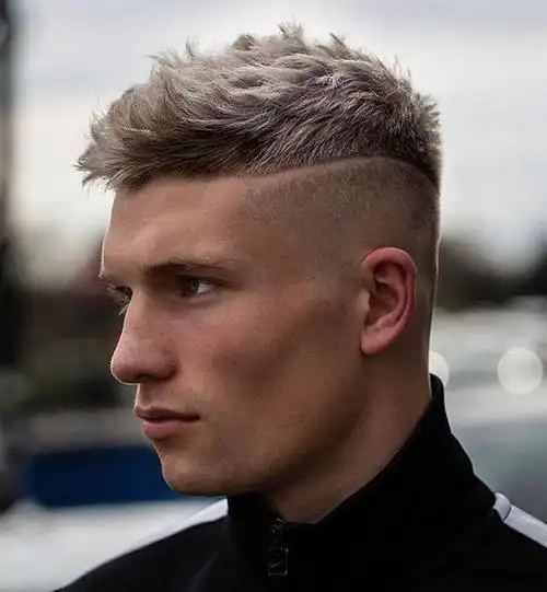 渐变圆寸头 在圆寸头的基础上把周围的头发剪出渐变的效果,显得既清爽