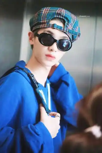 黄明昊戴贝雷帽穿露肩上衣,网友惊呼:心动啦!