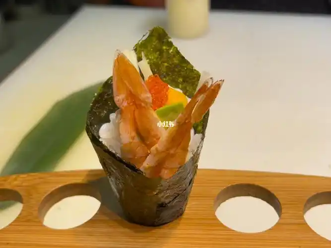 鲜虾手卷做法:青瓜丝,芒果条,熟虾,沙拉酱,海苔半张,米饭35克