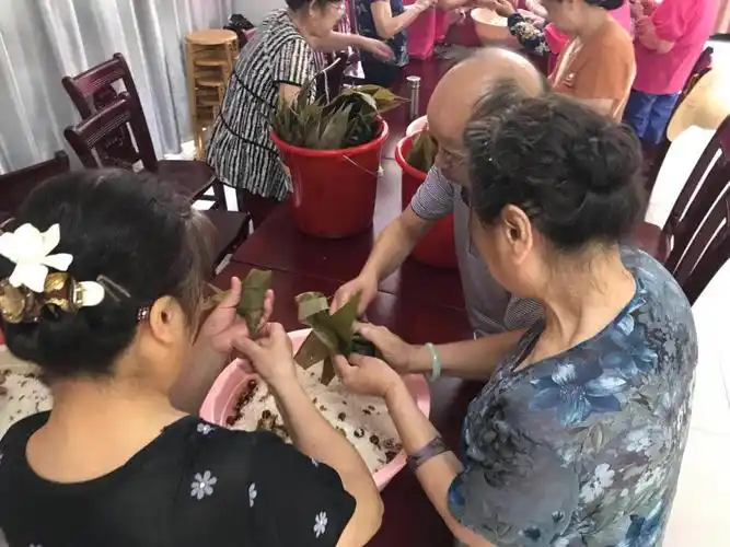 琴断口社区开展端午节"片片粽叶情"包粽子比赛