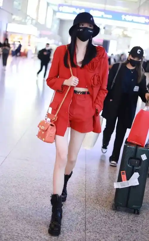 关晓彤终于不走少女风了穿红西装套装走机场配马丁靴太酷了