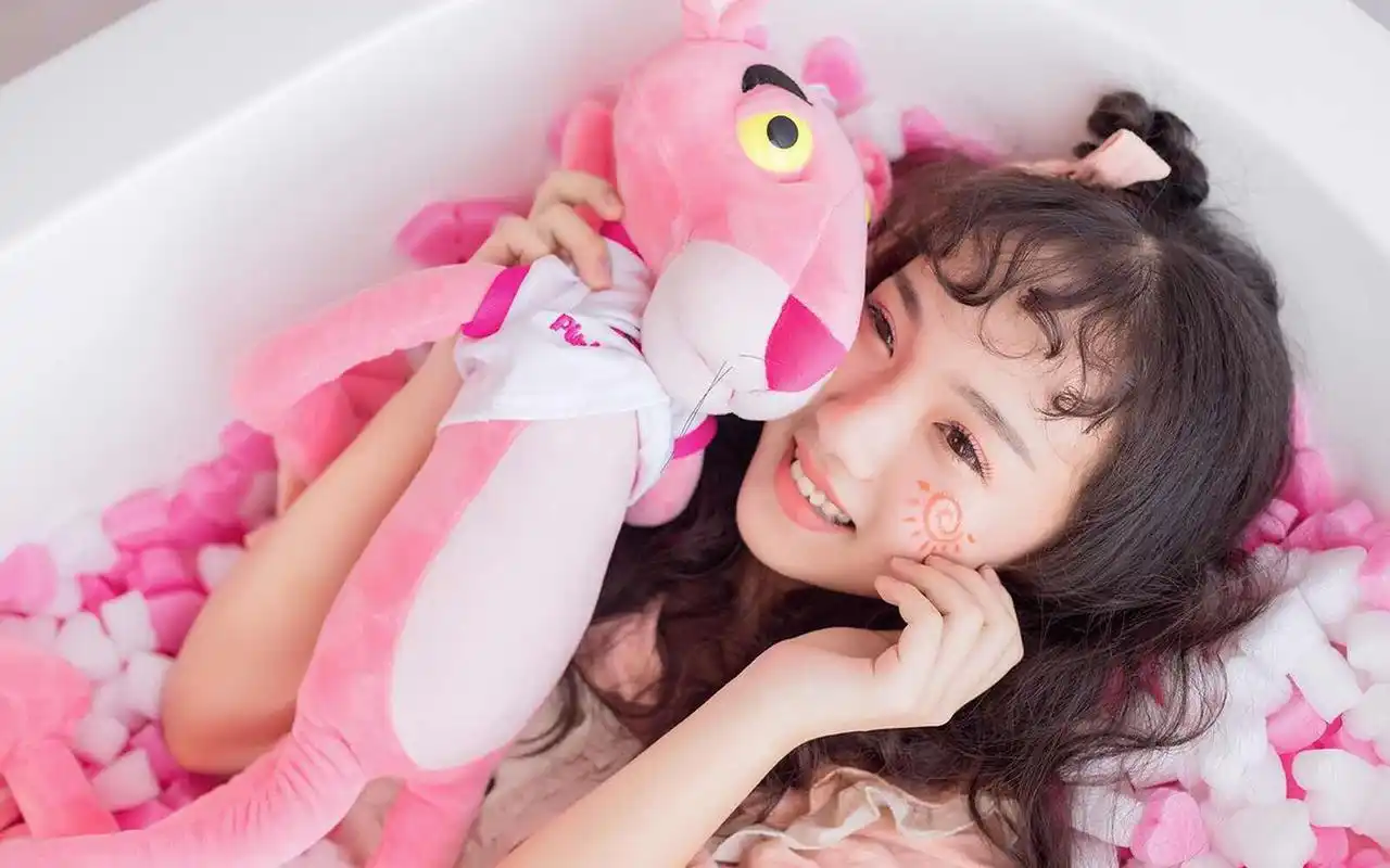 可爱粉嫩卷发美少女私房写真图片桌面壁纸