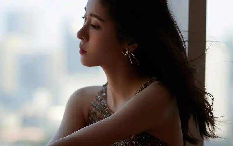 张碧晨优雅性感写真桌面壁纸