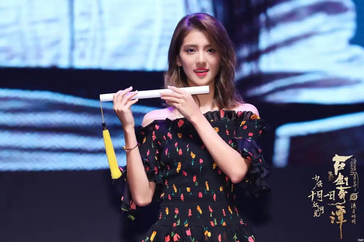 吴千语再现阿阮经典姿势 温婉吹奏巴乌