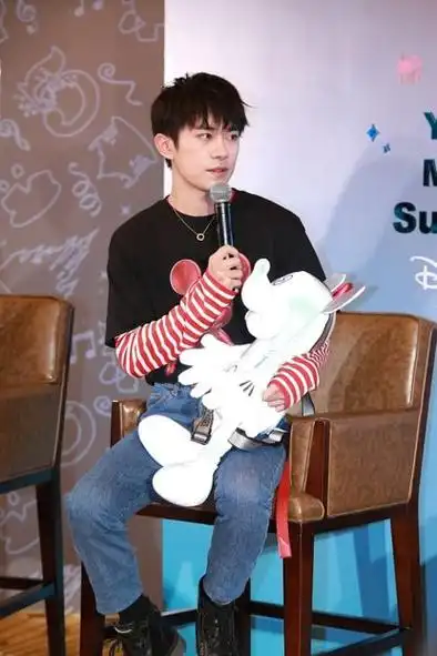 "条纹"还能这样穿,易烊千玺轻松穿出少年感,青春帅气