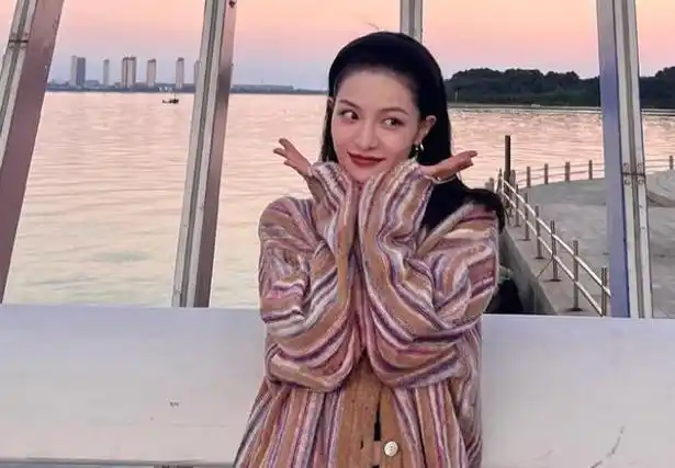 钟楚曦个人资料简介家世背景(真实姓名/年龄/身高)