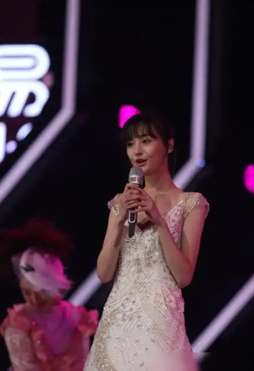 郑爽彩排现场生图曝光,穿拖地婚纱身材意外饱满状态好颜值高_网易订阅