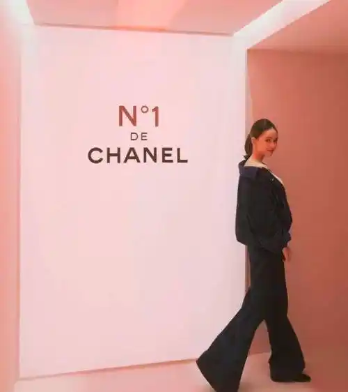 原创原创29岁昆凌近照穿廓形套装扎马尾辫不像孕妇曾公开接受采访获赞