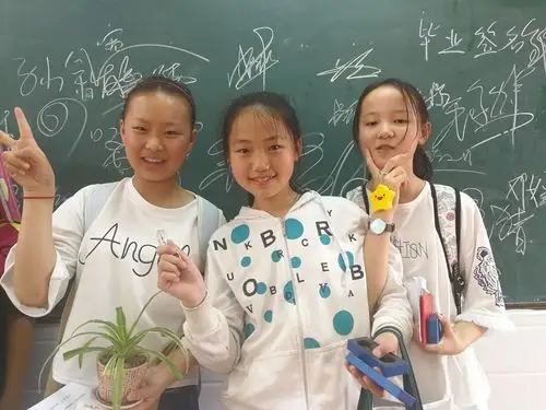 回望过往没有悲伤,翘首未来满心期望,祝福孩子们越走越好,我愿做一位