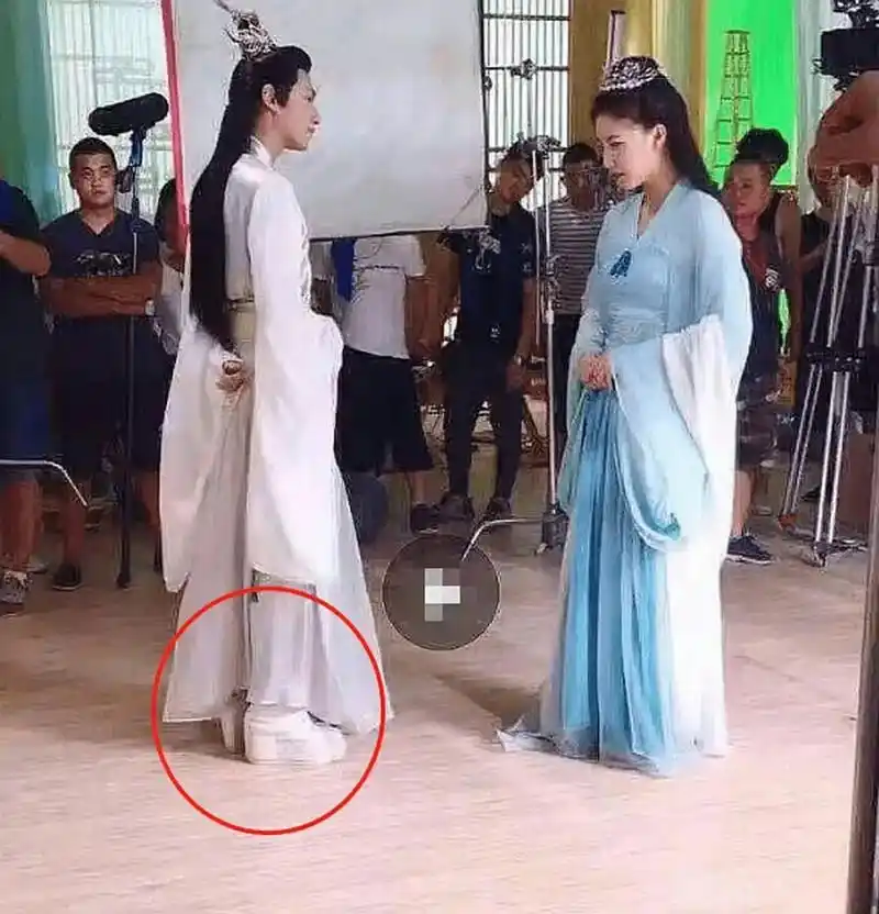 罗云熙知道肯定不是官方身高,鞠婧祎到底多高啊,也有说一五八也拥说