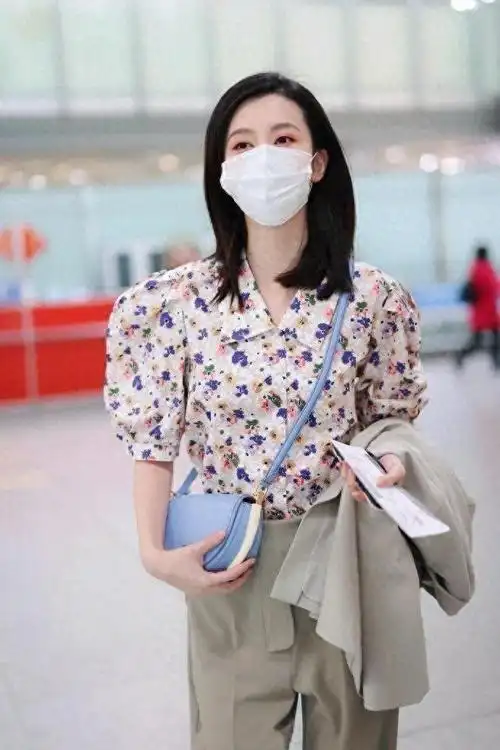 乔欣的千金气质绝了!穿大妈花衬衫 阔腿裤走机场,高级又洋气