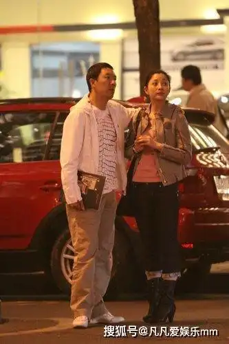 被拍到和老公在马路上亲密照片,尽显恩爱难怪38岁的殷桃还是如此漂亮