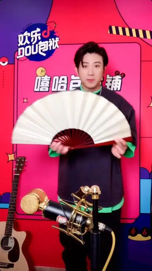 "梗王"高晓攀直播秀快板 颜炸小先生展传统文艺新玩法