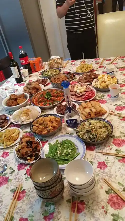 丰盛的晚餐,可口的饭菜,20人齐上阵,可以预见,一会儿就将风卷残云.