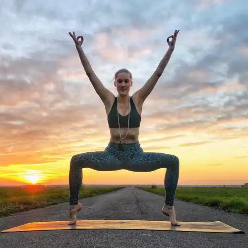 4个瑜伽动作,击败大象腿拜拜肉 | 早安零贰玖